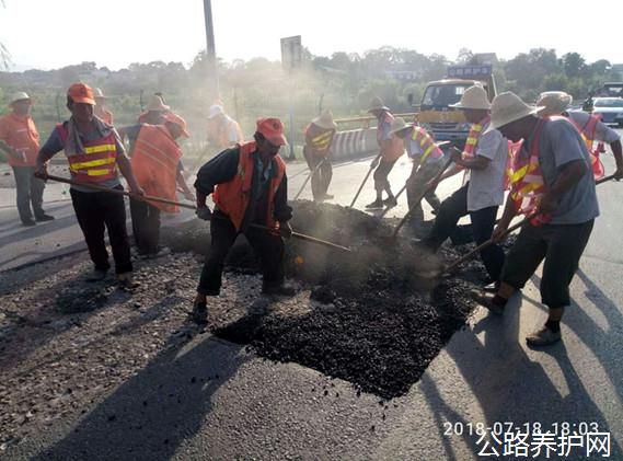 陕西：眉县公路段积极开展雨后路面病害修复工作